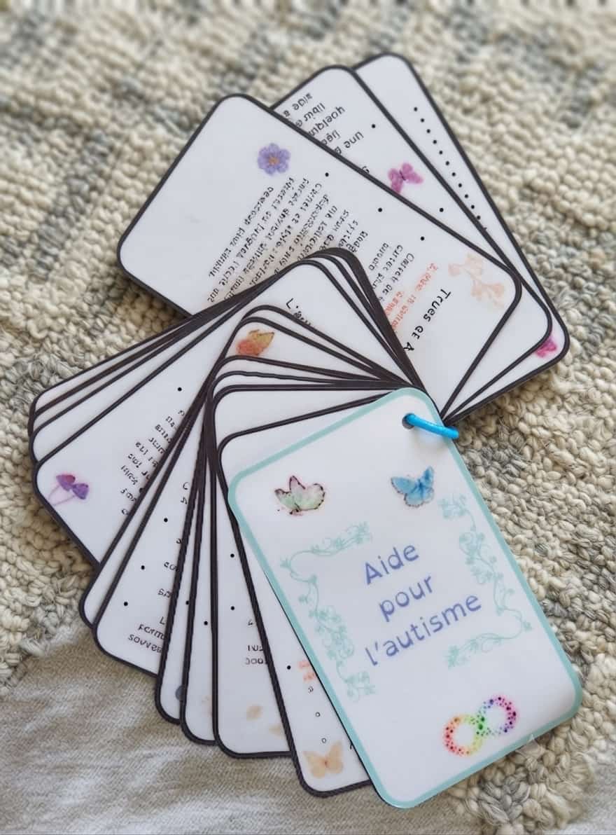 Trousseau de fiches plastifiées comprenant des cartes mentales et infographies explicatives sur l'autisme surcharge sensorielle et camouflage social